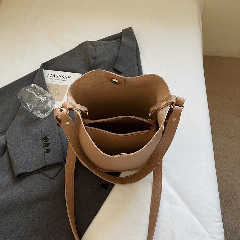 Cross-border retro large-capacity commuter bucket bag for women, 2025 new style simple handbag, high-end crossbody bag Application Scenario