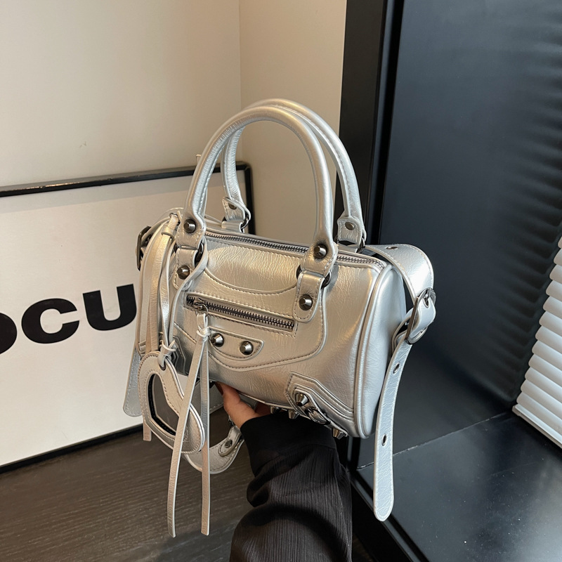 Cool motorcycle bag for women 2025 New style, trendy and fashionable hand-painted pure color pillow bag with rivets, versatile single-shoulder crossbody bag Specification drawing