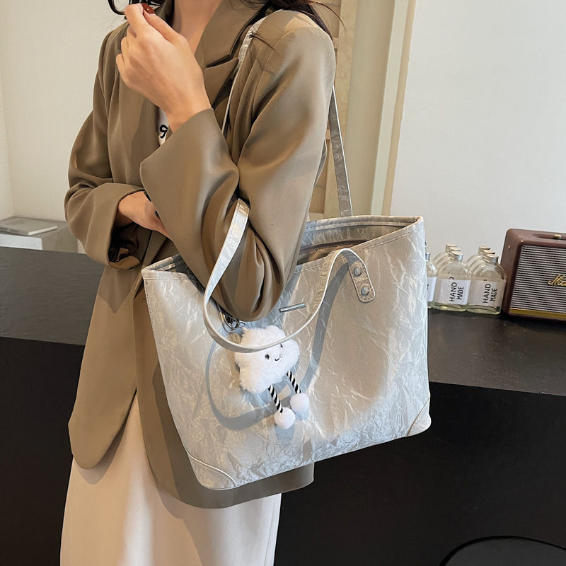 Tote Bag Women 2024 New large-capacity commuter bag, casual, trendy, versatile shoulder bag, high-end shopping bag Application Scenario