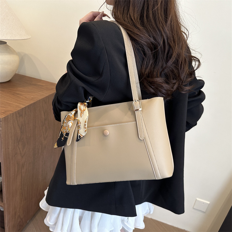 This year, the new model of "Bag Girl 2025" is popular for large-capacity tote bags. It's a simple and versatile single-shoulder commuter bag for spring details Picture