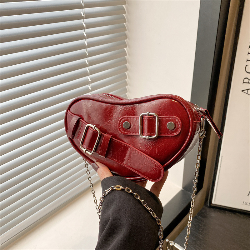 A high-quality hand-held heart-shaped bag for women in 2025, a Korean style Instagram trendy and fashionable heart-shaped single-shoulder bag for work and commuting, a crossbody bag full figure