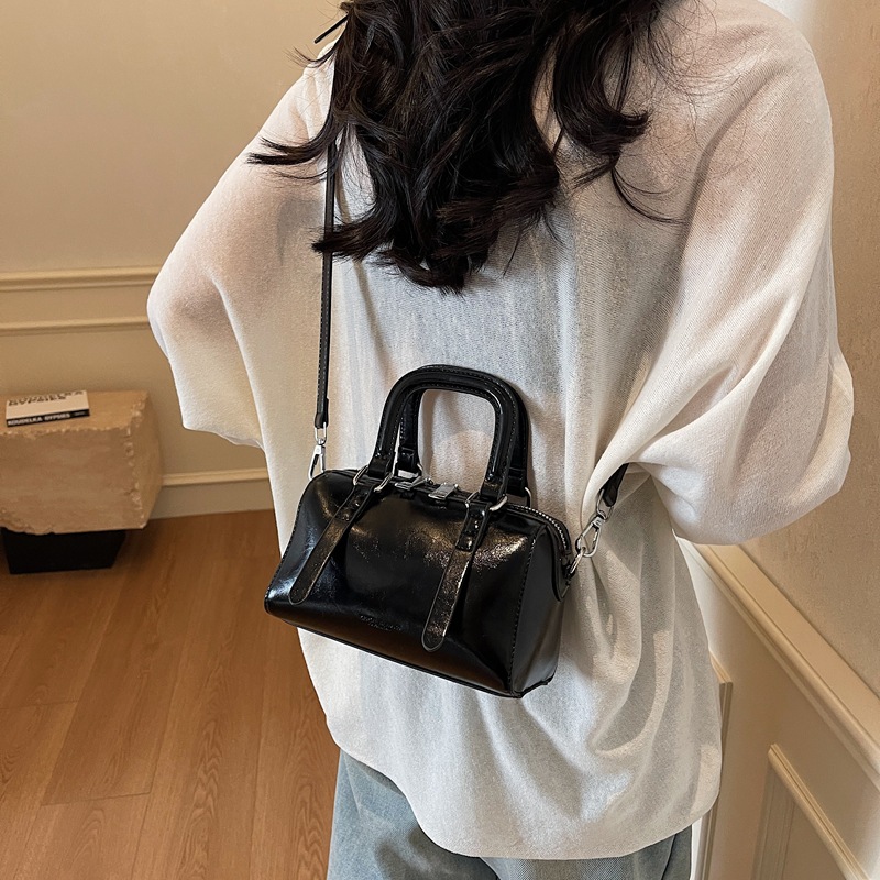 This year, the Boston Women's 2025 new retro crossbody bag is in vogue. It's a fashionable and trendy hand-held pillow bag for women Application Scenario