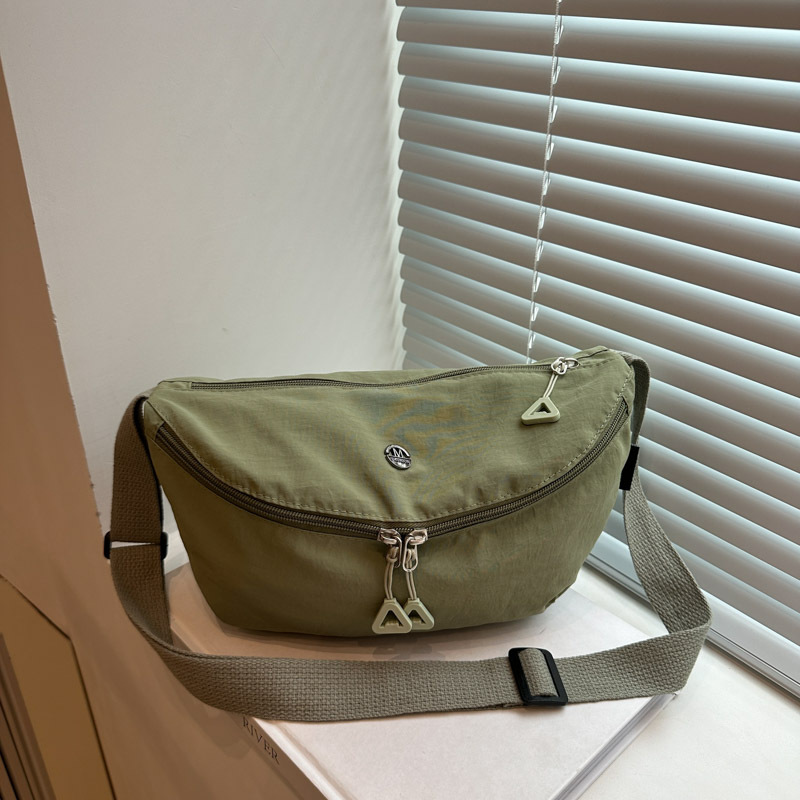 New lightweight and casual fabric bag in solid color, simple and versatile, versatile for going out, portable single-shoulder crossbody bag, sporty and stylish full figure