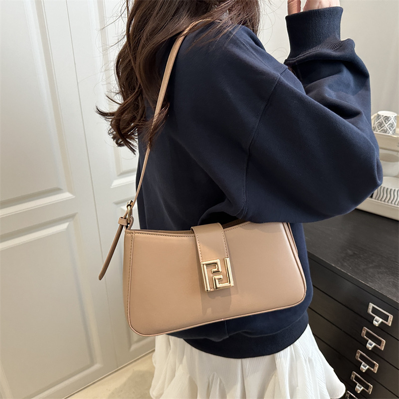 The new 2025 fashionable and trendy single-shoulder bag with a niche design, a unique and stylish underarm bag, and a small square crossbody bag Specification drawing