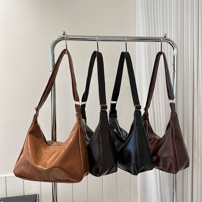 Autumn and winter retro bag for women 2023 new style, popular soft leather versatile crossbody bag, casual large-capacity commuting bucket bag Application Scenario