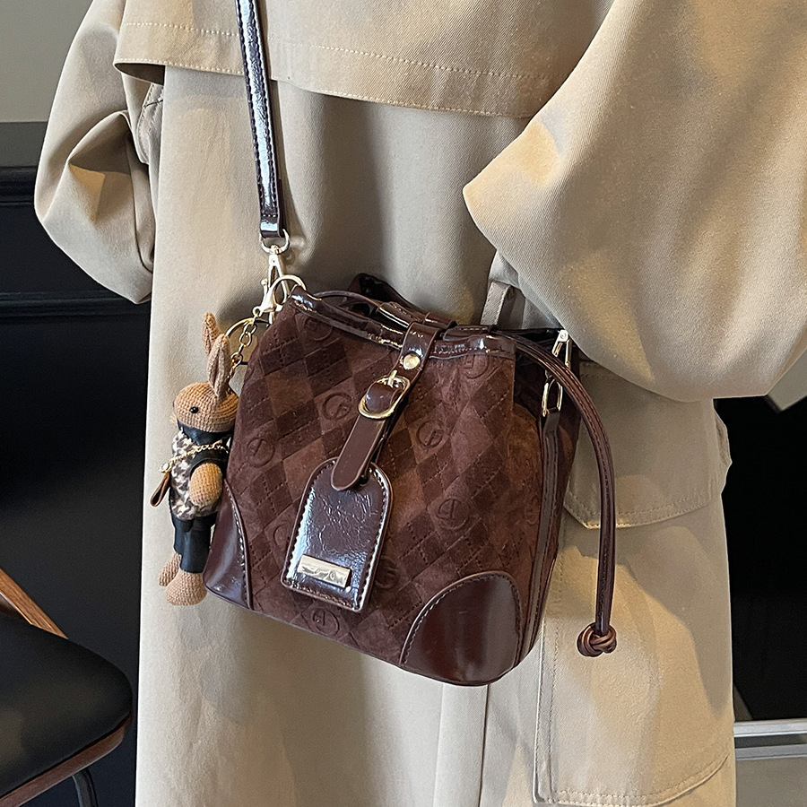 This year's popular women's bags are the new 2024 trendy, retro and versatile single-shoulder bags with niche designs and crossbody bucket bags full figure