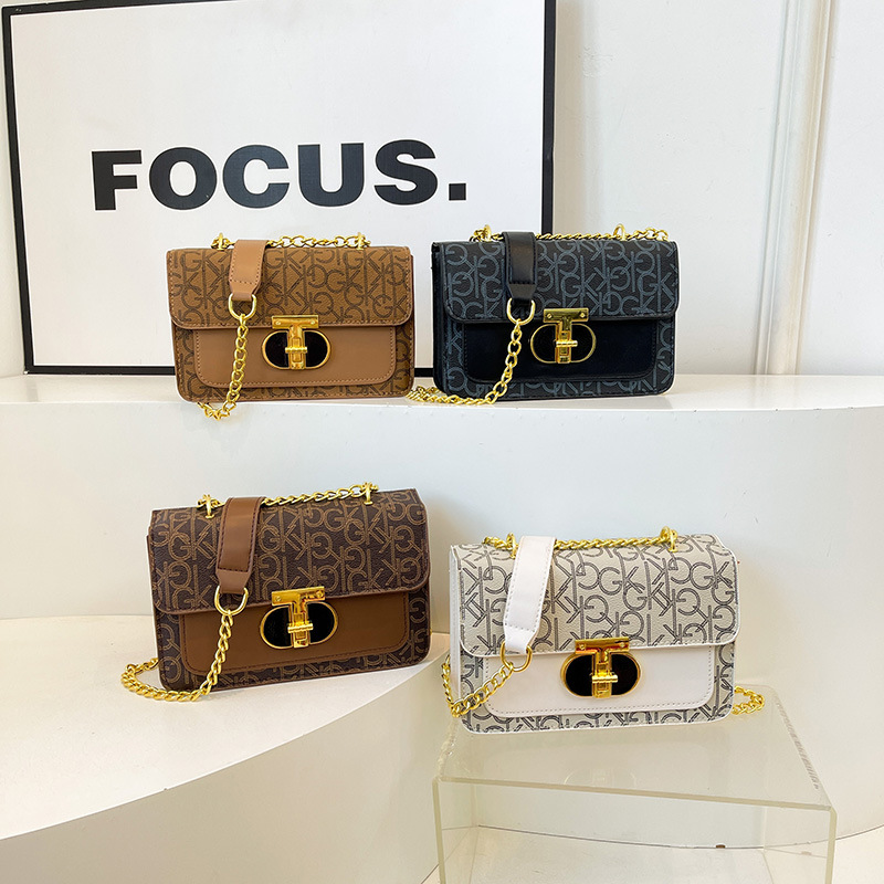 The 2025 new fashion cross-border letter chain bag, high-end commuter bag, niche and versatile shoulder bag, crossbody bag Application Scenario