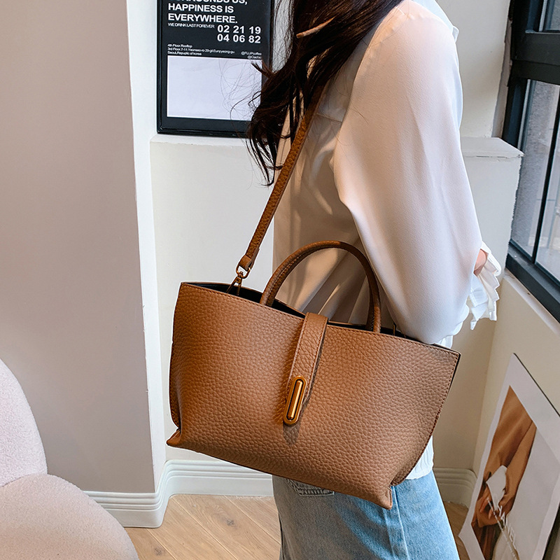 High-end quality hand-held large bag for women 2024 new solid color versatile commuter tote bag, Korean-style fashionable crossbody bag Application Scenario