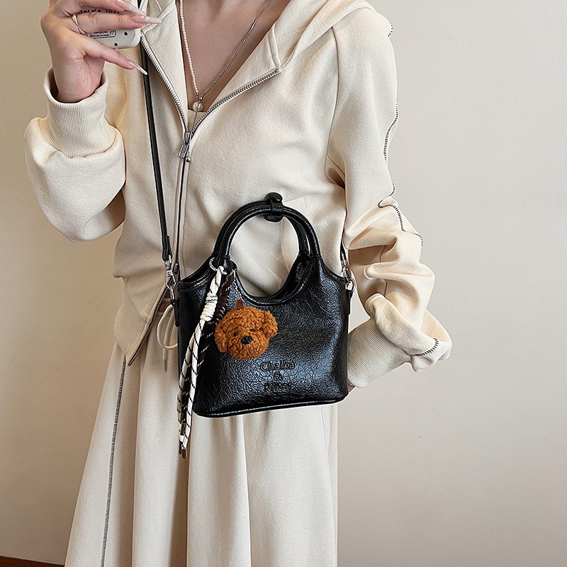 High-end handbag 2025 new style, fashionable and niche bucket bag, versatile single-shoulder bag, stylish vegetable basket crossbody bag Application Scenario