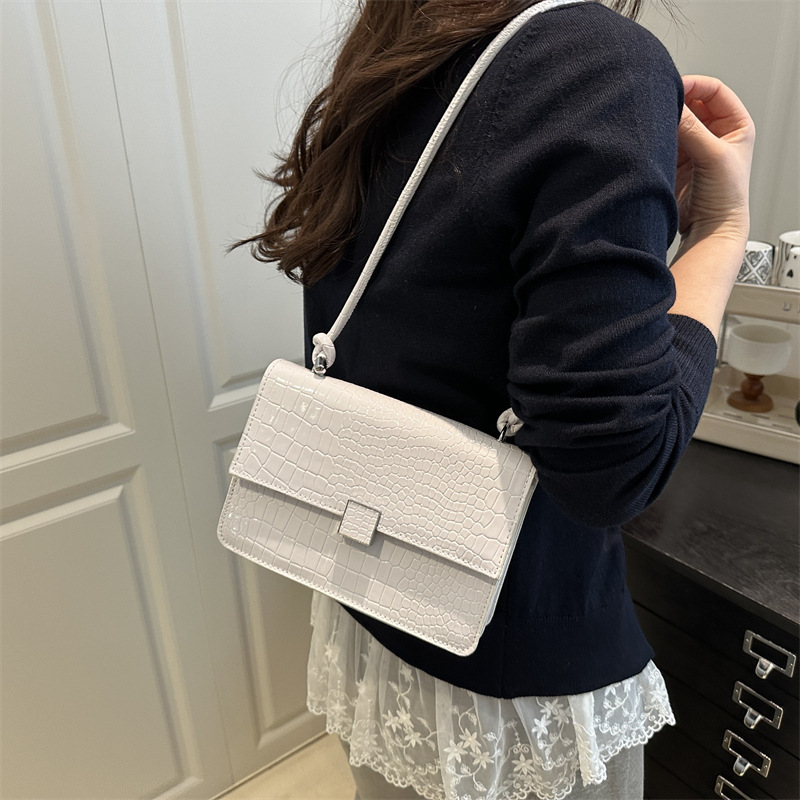 Retro single-shoulder bag 2025 Summer new casual handbag, crocodile pattern fashionable and simple crossbody small square bag for women details Picture