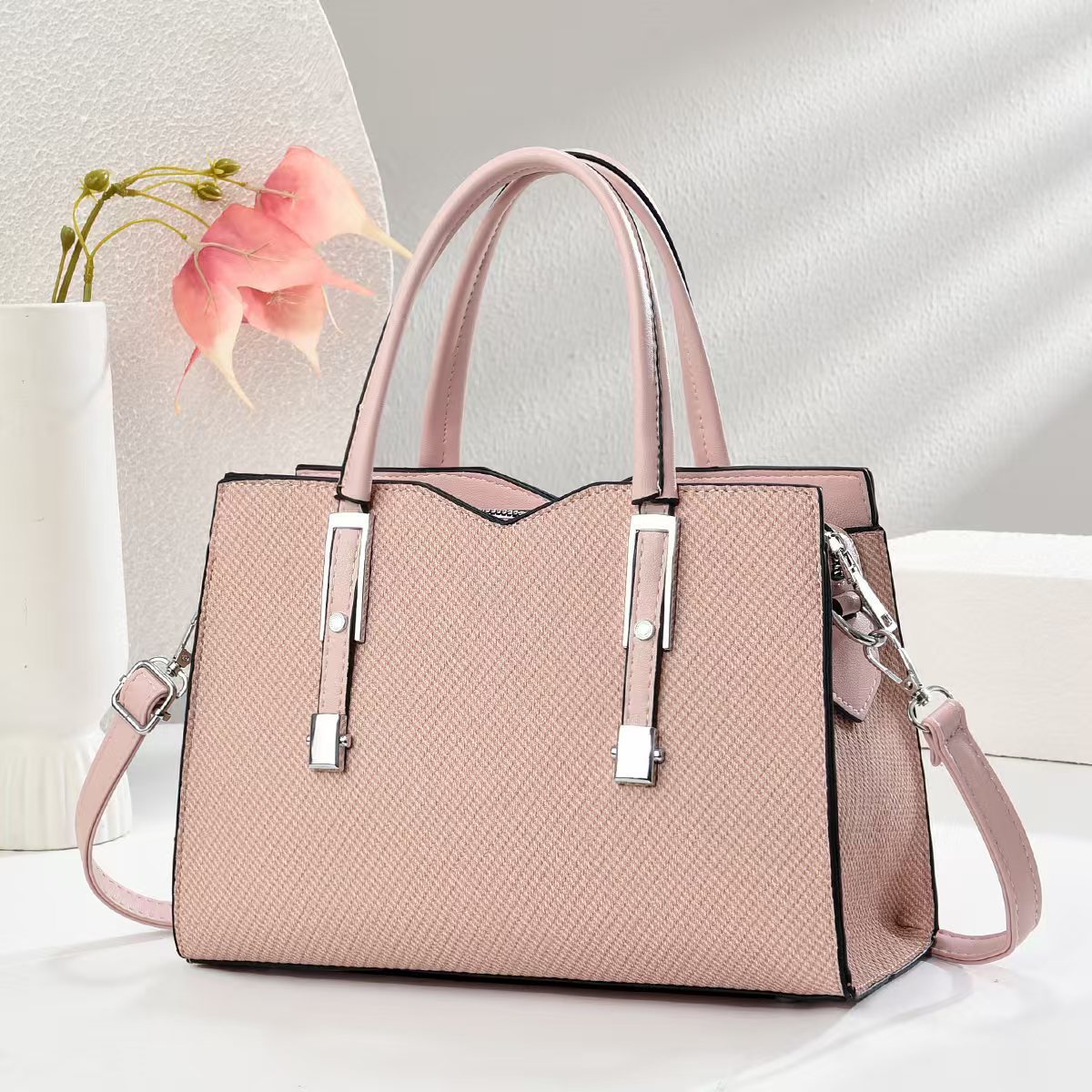 The new handbag of "Bag Girl 2025" is trendy and fashionable, with a large capacity. It is a cross-border versatile, simple and light luxury crossbody bag full figure