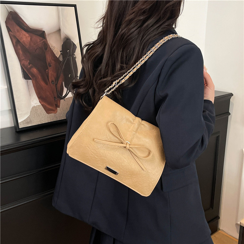 Stylish bow tote bag 2025 New large-capacity chain crossbody bag, fashionable commuting single-shoulder bag details Picture