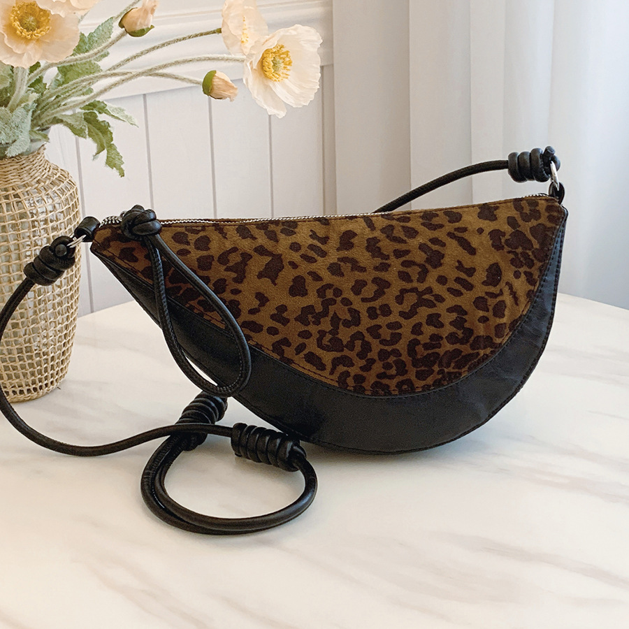 Niche design fashion color-block leopard print horn bag, saddle bag, armpit half-moon bag, water bottle bag, single-shoulder crossbody bag for women full figure