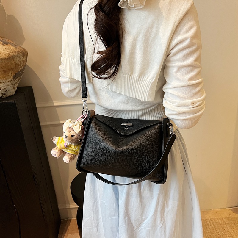 The 2025 new high-end and stylish lychee pattern hand-held underarm bag for women is fashionable and versatile. It's a single-shoulder crossbody bag for going out Specification drawing