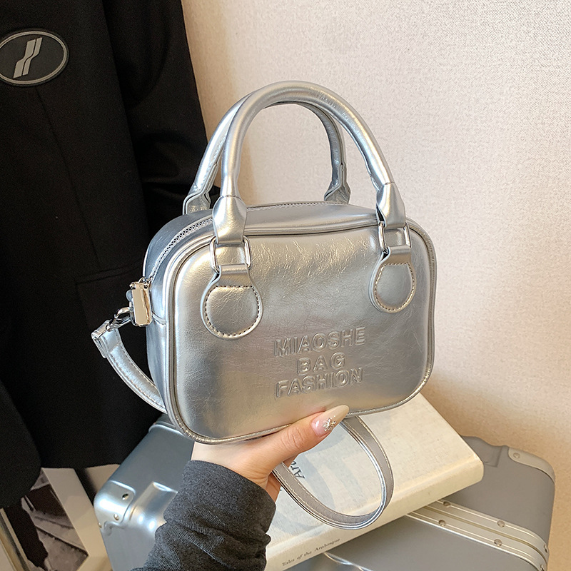 A niche design retro bowling bag for women, a new 2025 single-shoulder crossbody bag, a high-end and versatile handbag full figure