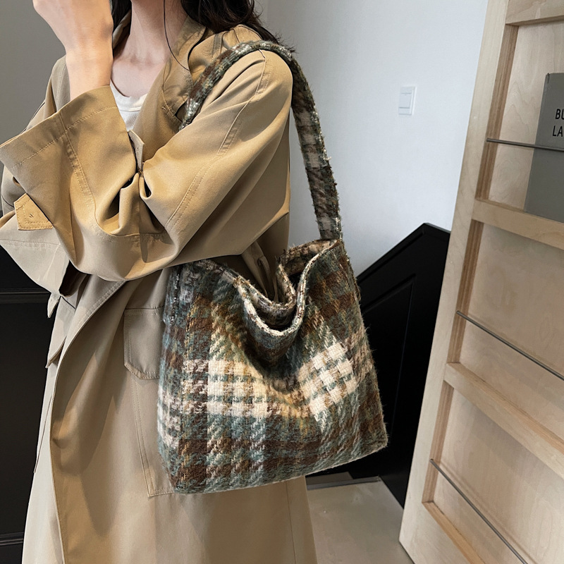Tweed checkered bag for women, 2024 new trendy single-shoulder bag, large-capacity tote bag, fashionable commuter crossbody bag Application Scenario