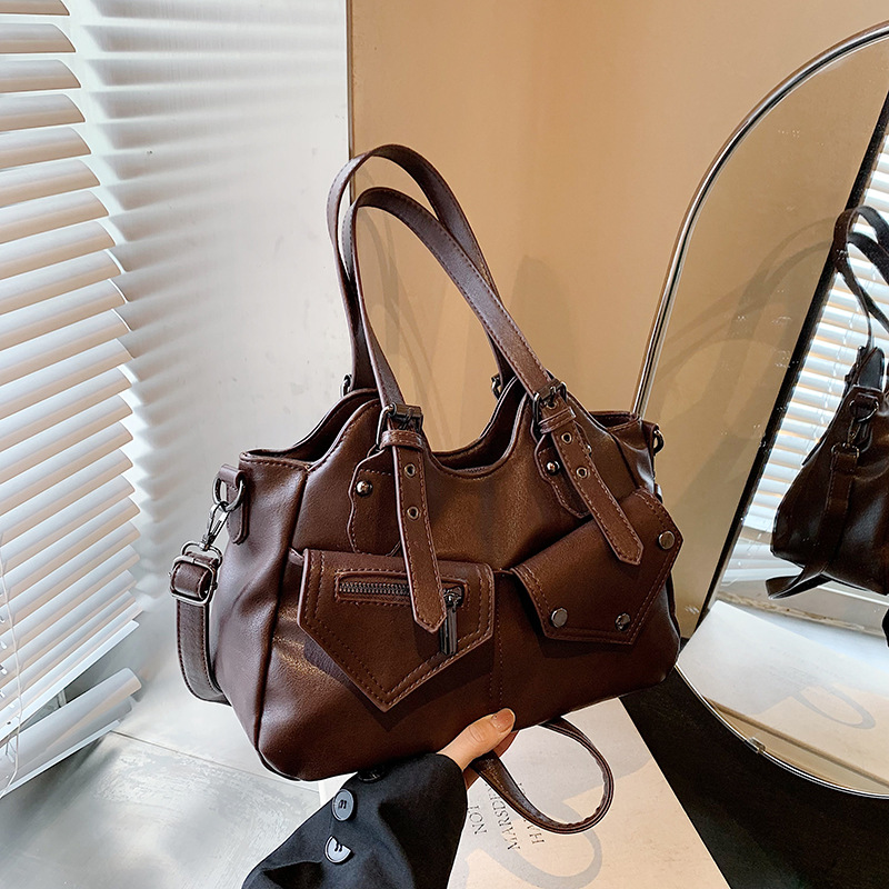 A niche design motorcycle style tote bag for women, a new 2024 trendy, fashionable and retro commuter hand-held shoulder bag details Picture