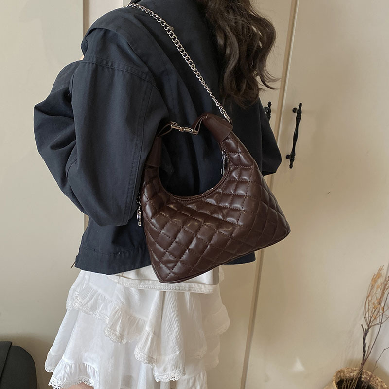 Fashion chain hand-held pea bag for women 2025 New style simple and elegant single-shoulder bag, niche design trendy crossbody bag Application Scenario