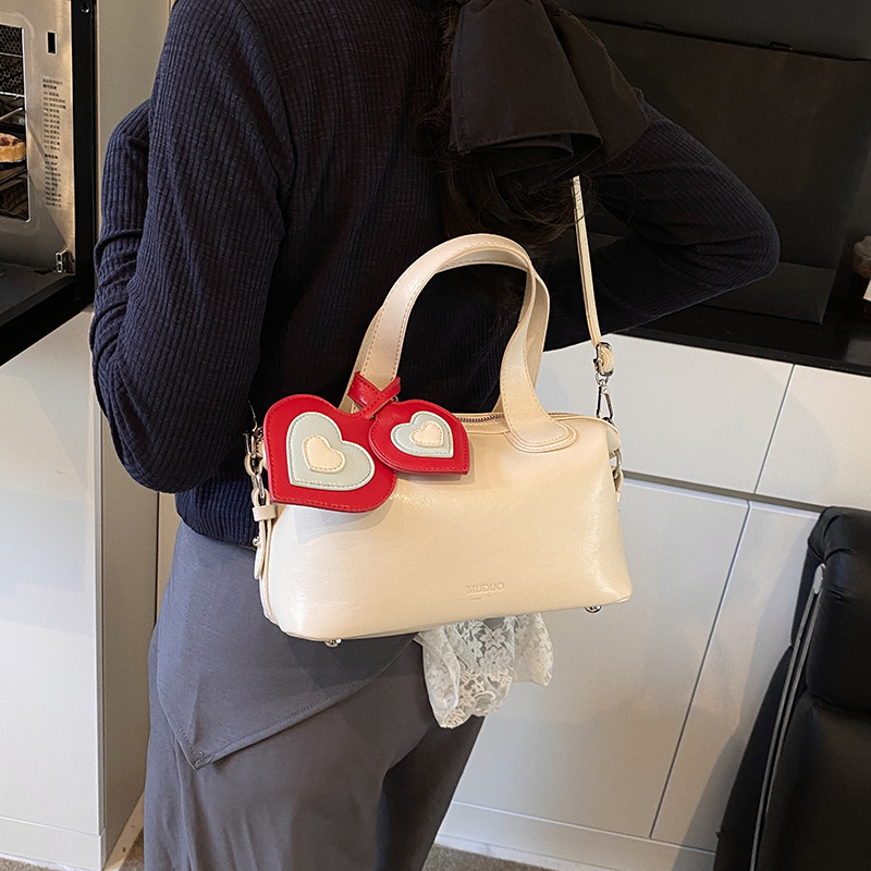 2025 New retro and stylish versatile handbag, trendy and simple shoulder bag, heart-shaped high-end crossbody bag details Picture