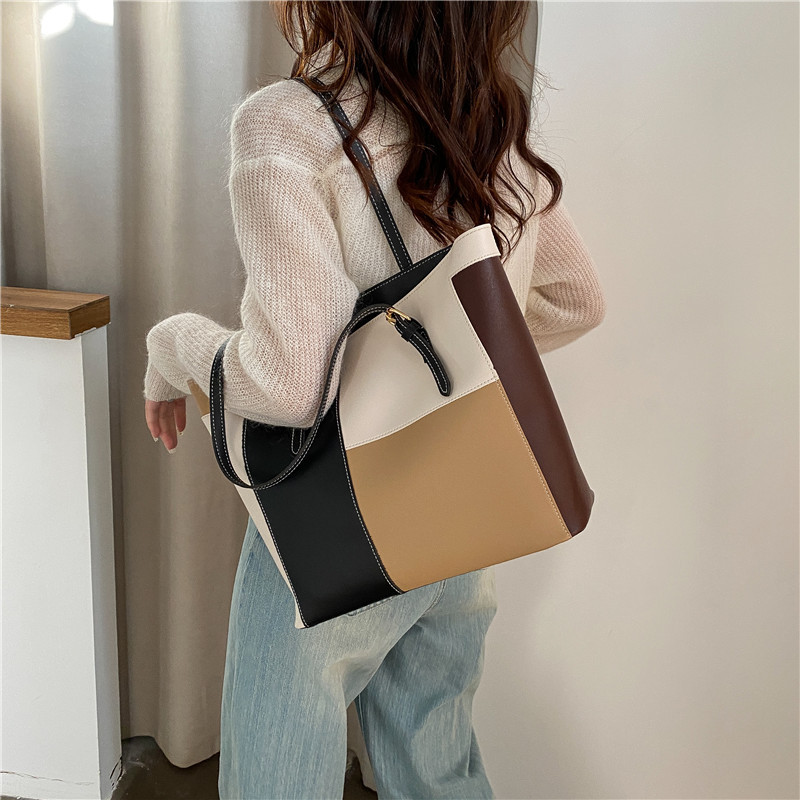 New large-capacity tote bag for commuting, women's underarm bag, 2022 new trendy autumn hand-held shoulder bag, high-quality large bag Application Scenario
