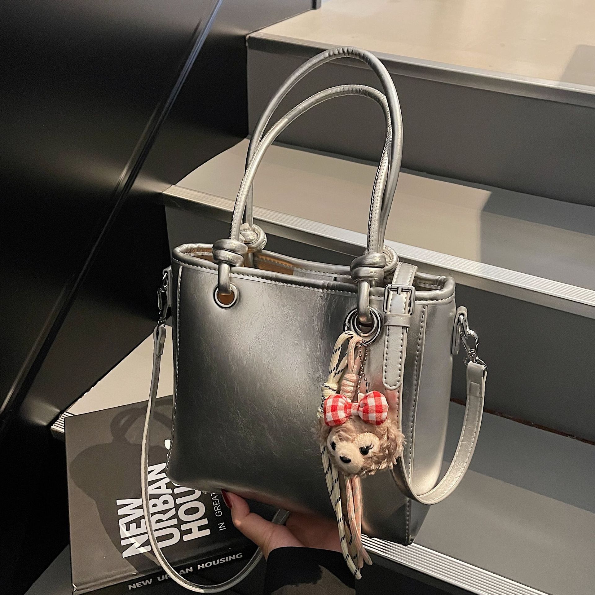A high-end quality bestseller small bag for women, a new spring 2025 versatile crossbody bag, a fashionable and super popular hand-held bucket bag full figure