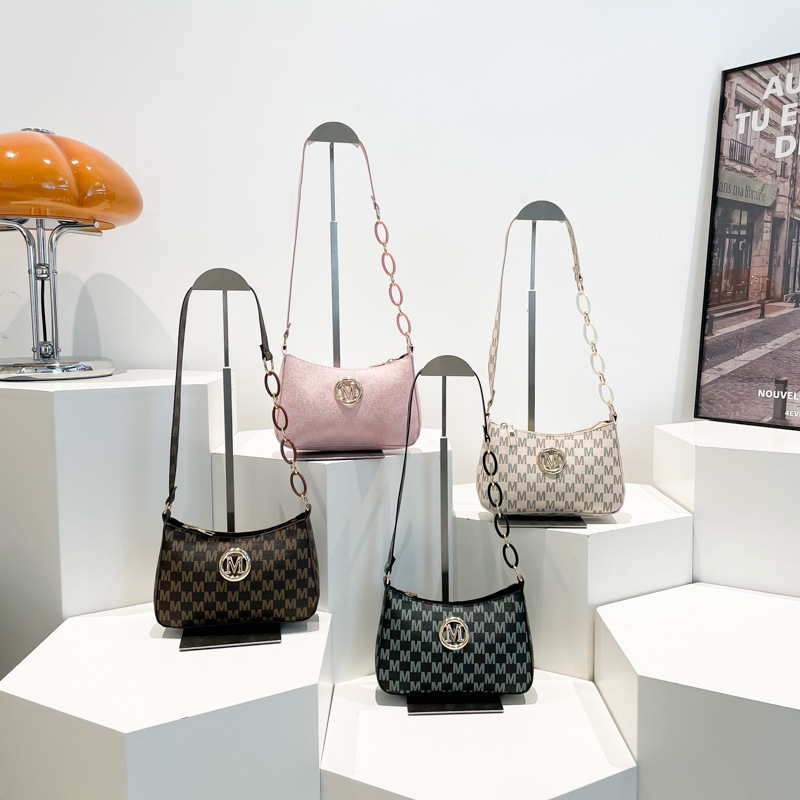 This is a trendy underarm bag with a unique and individualistic style. It's a fashionable small bag for women in 2025, featuring a slanted cross and a small square bag for women Application Scenario
