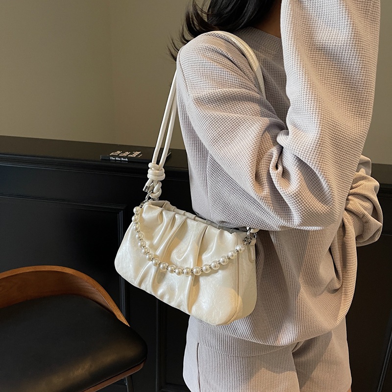 The 2025 new spring/Summer beaded pleated underarm bag for women is fashionable, stylish and light luxury single-shoulder bag, versatile and trendy crossbody bag Application Scenario