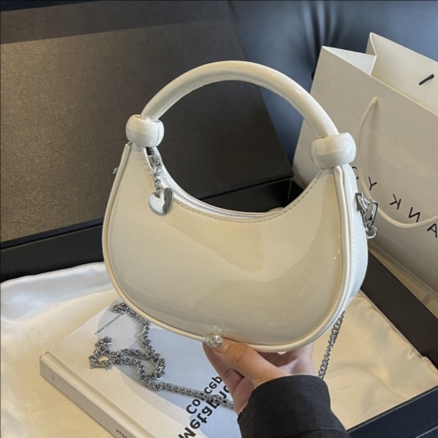 Carrying fashionable and trendy dumplings for women, 2025 new style simple, casual and versatile single-shoulder bag, niche design crossbody bag full figure