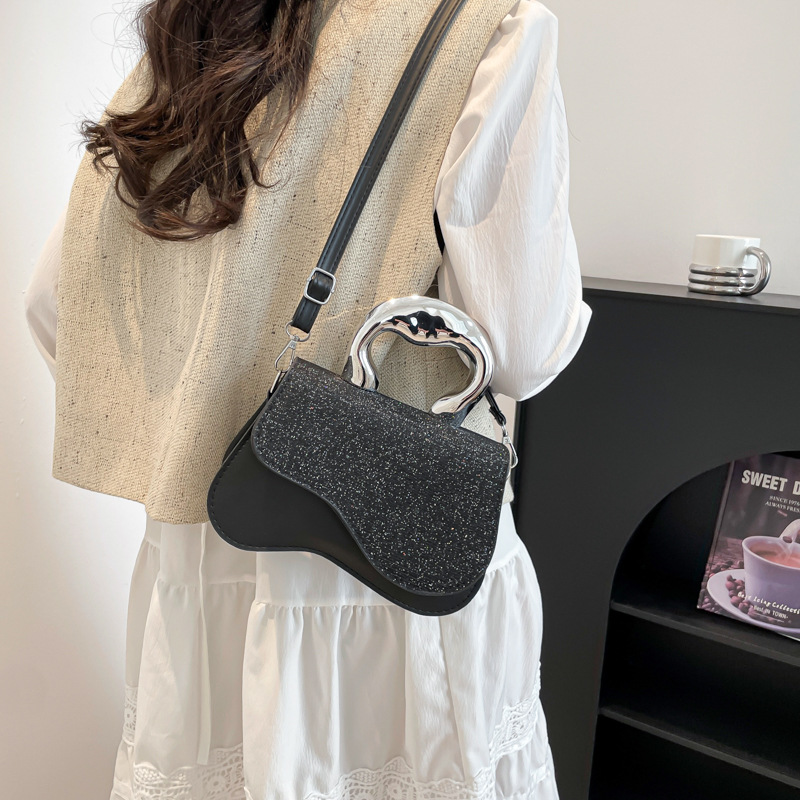 A new Spring/Summer 2025 fashionable, casual and trendy metal hand-held, crossbody and small square bag for women Specification drawing