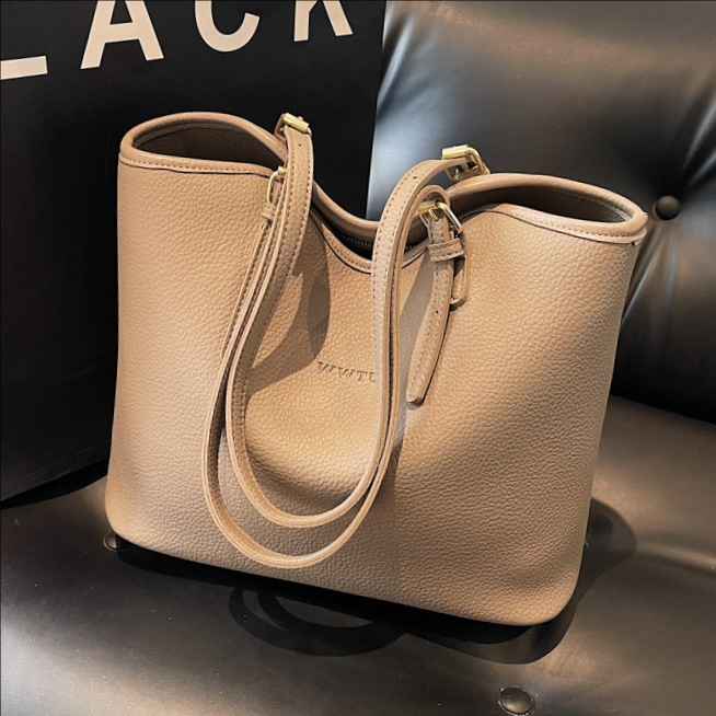 Cross-border retro soft leather handbag for women 2025 new style versatile and fashionable large-capacity commuter single-shoulder tote bag full figure
