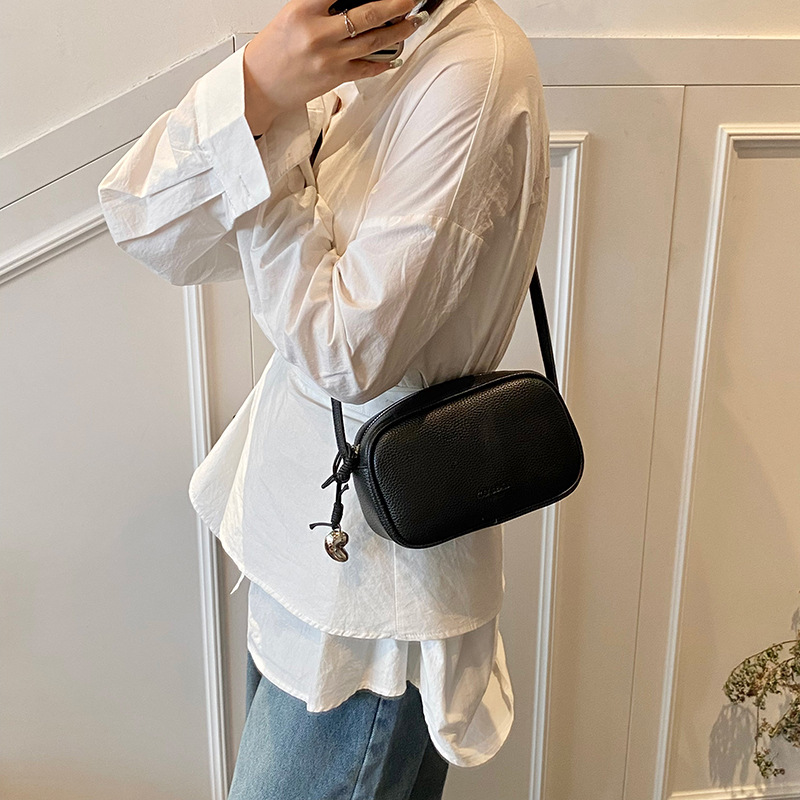 Solid color lychee pattern simple pillow bag for women, new Spring/Summer 2025, stylish, versatile and high-end single-shoulder crossbody bag Application Scenario