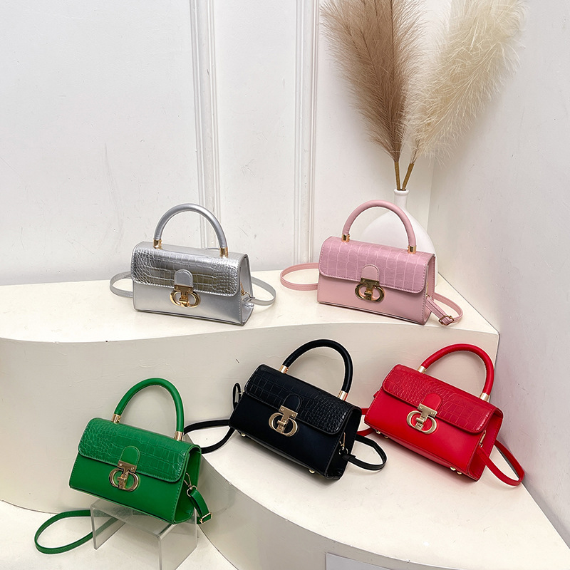 This is a trendy and simple small square handbag designed for women in 2025. It exudes a sense of high-end fashion and is a single-shoulder crossbody bag Application Scenario
