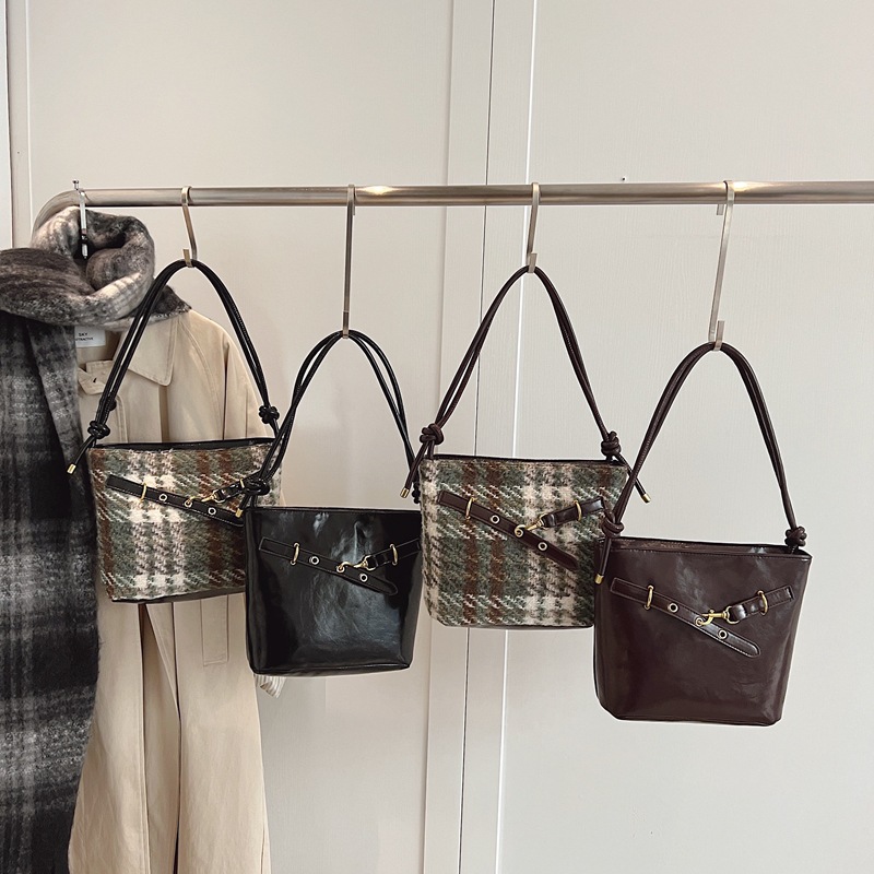 The 2024 new cross-border women's bag features a fashionable and niche design with a retro texture, simplicity and versatility. It is a crossbody single-shoulder bucket bag Application Scenario