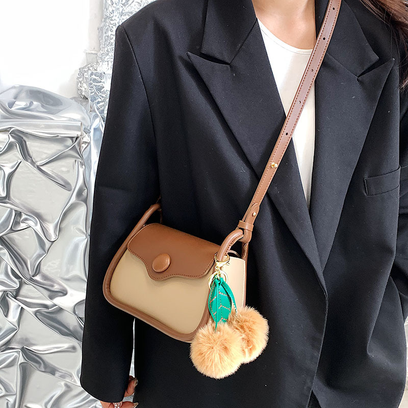 The new high-end, versatile and high-quality single-shoulder crossbody bag for women is trendy and stylish, with contrasting colors and a small square underarm bag Application Scenario