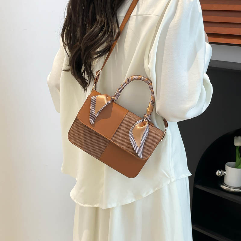 A new 2025 stylish small square bag for women's commuting to work, a versatile and elegant single-shoulder crossbody bag details Picture
