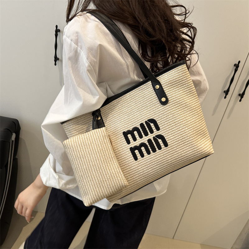 New trendy handbag for women 2025 summer, a fashionable and versatile beach single-shoulder bag, a woven crossbody bag details Picture