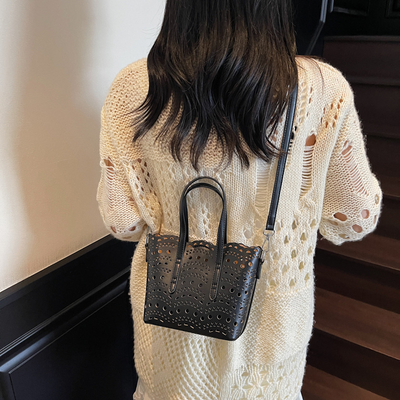Hollowed-out handbag 2025 Summer new style niche vegetable basket bag, large-capacity single-shoulder bag, trendy crossbody bag for women Application Scenario