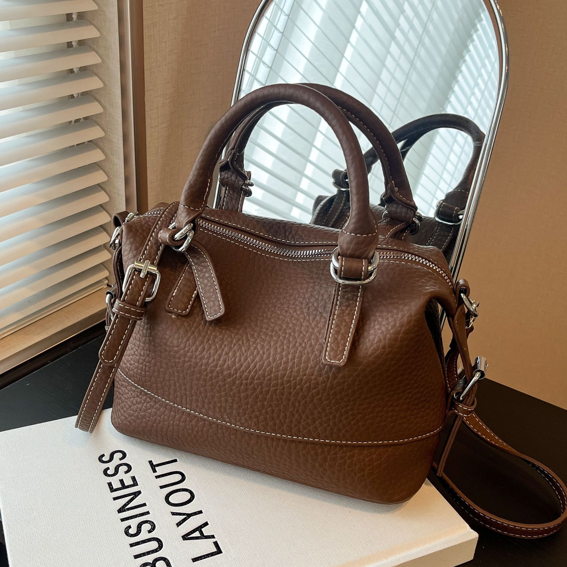 A high-end and stylish hand-held pillow bag, a new winter 2024 simple and casual single-shoulder bag, a French niche crossbody bag full figure