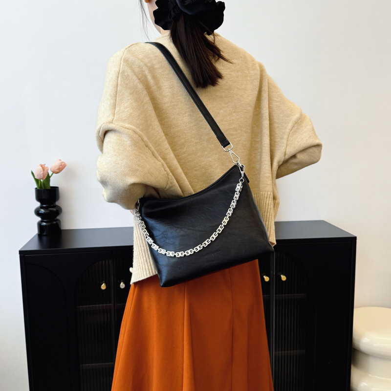 The 2024 new retro, fashionable and high-end casual small square bag for women's commuting to work, a Korean-style trendy women's bag Application Scenario