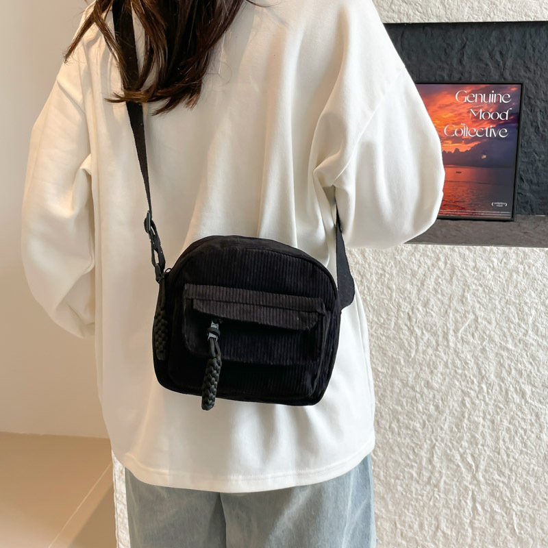 The 2025 new Korean-style stylish and chic small square bag for women, a simple single-shoulder bag for casual commuting, and a crossbody bag for women details Picture