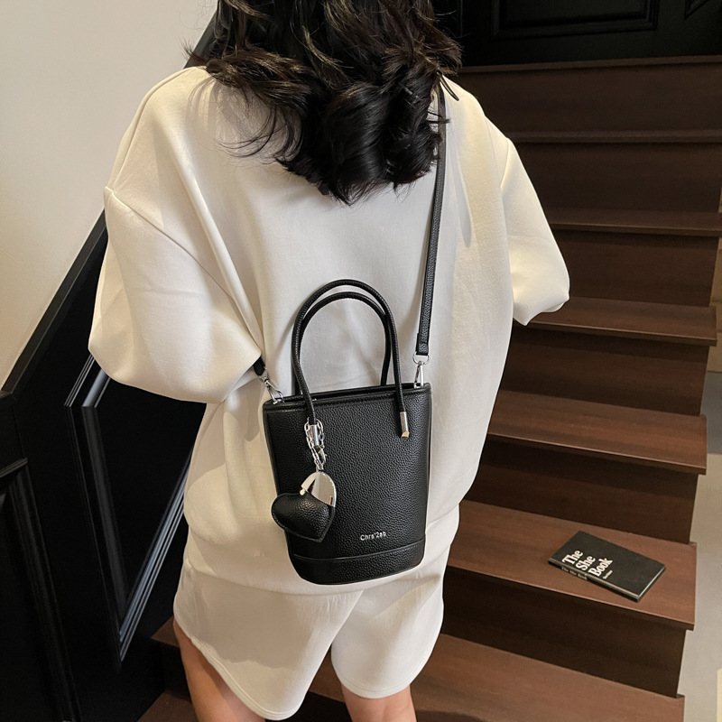 2025 New style fashionable lychee pattern high-end hand-held bucket bag for women's casual and versatile commuting solid color single-shoulder crossbody bag Application Scenario