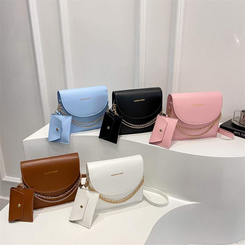 The new spring 2025 trendy single-shoulder crossbody bag for women is stylish and unique, with a chain-textured small square bag Application Scenario