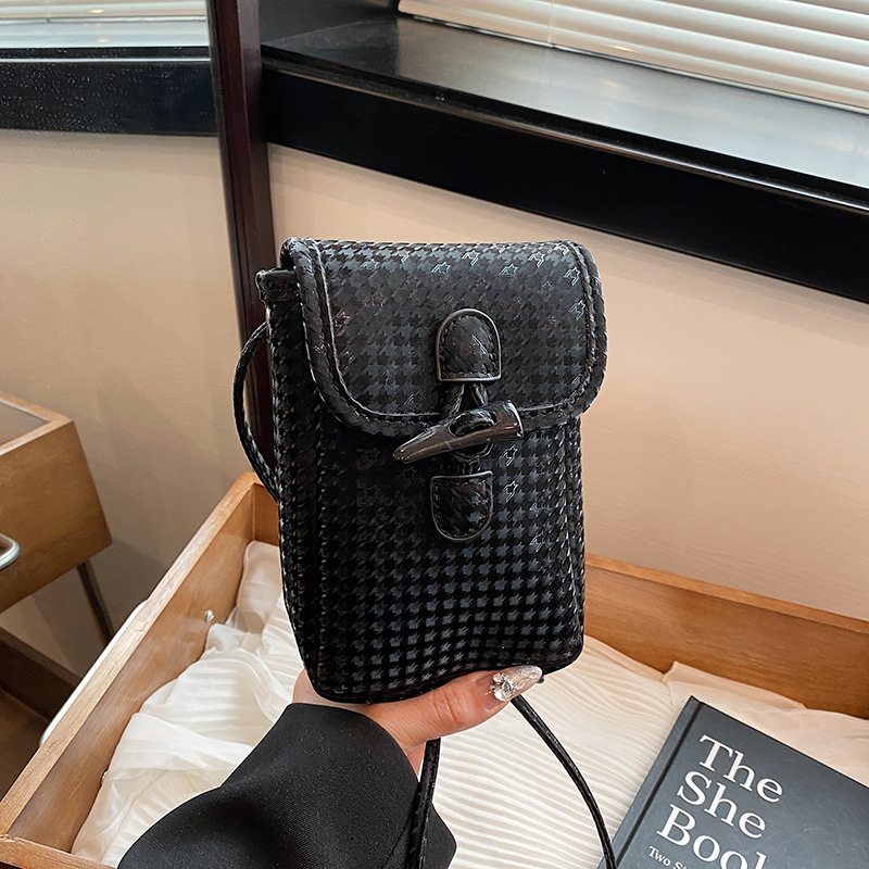 A simple and mini women's 2025 new vertical single-shoulder phone bag, an Instagram trendy lightweight checkered crossbody bag Specification drawing