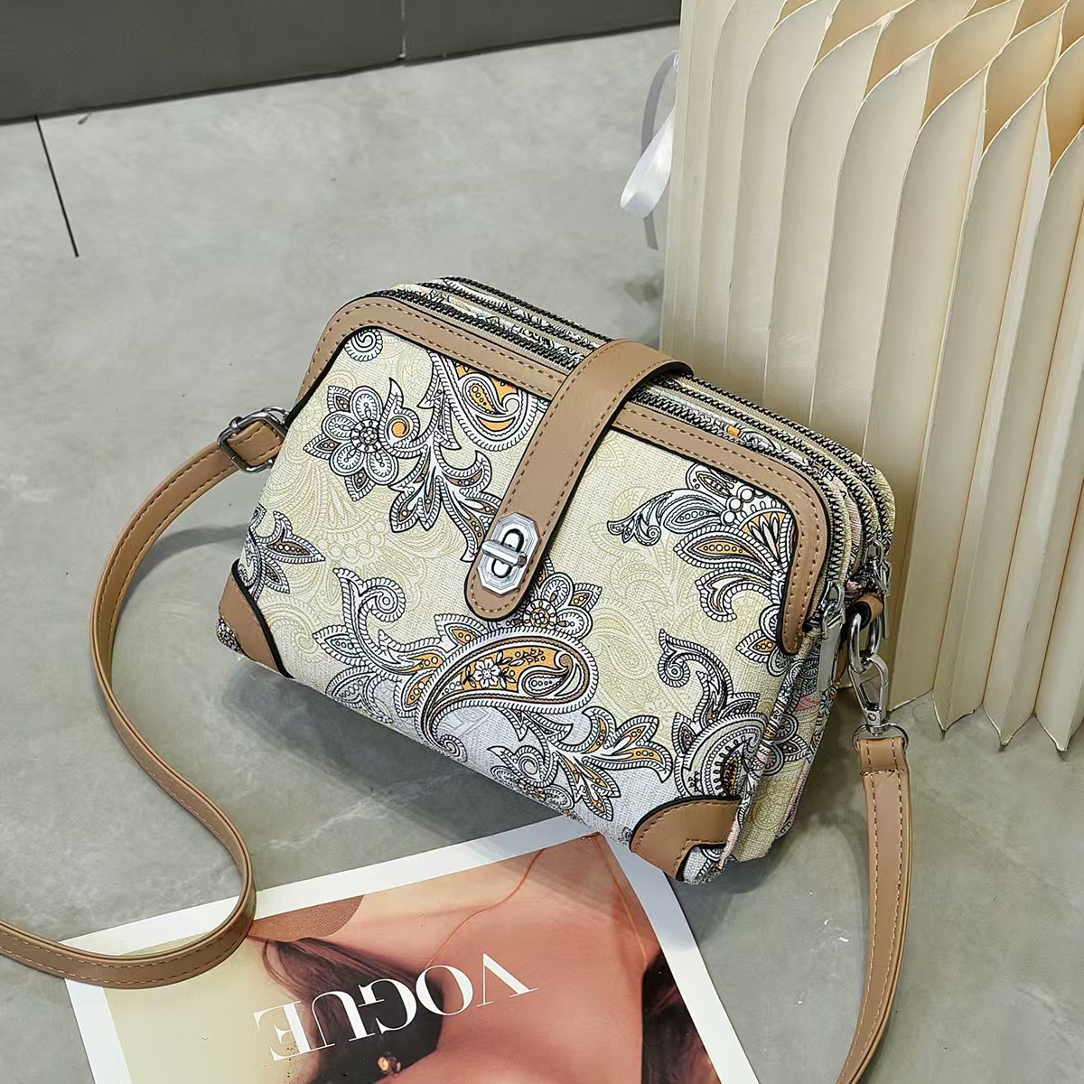 The 2025 new trendy print Instagram super popular single-shoulder crossbody bag, versatile mini bag, phone bag and women's bag details Picture