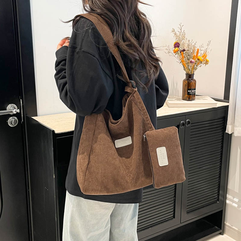 This year, the versatile corduroy large-capacity single-shoulder bag, the niche design of the commuter crossbody bag, and the corduroy tote bag are all the rage details Picture