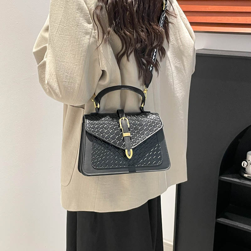 A trendy and stylish women's 2025 new single-shoulder crossbody bag, a retro woven small square bag with a high-quality texture details Picture