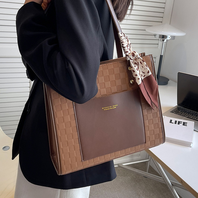 The new 2025 popular tote bag for women, a large-capacity commuting bag for work, and a high-quality single-shoulder bag details Picture