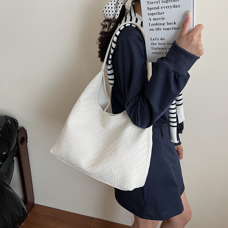 The 2025 new fashionable and trendy woven bag, simple commuting tote bag, niche design underarm bag, and stylish single-shoulder bag details Picture
