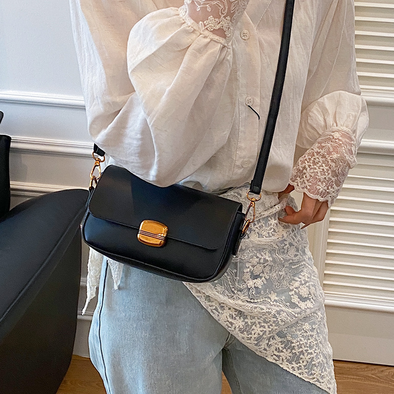 This is a fashionable and versatile women's crossbody bag for the spring of 2025. It's a small square bag for commuting and a niche underarm single-shoulder bag. Specification drawing