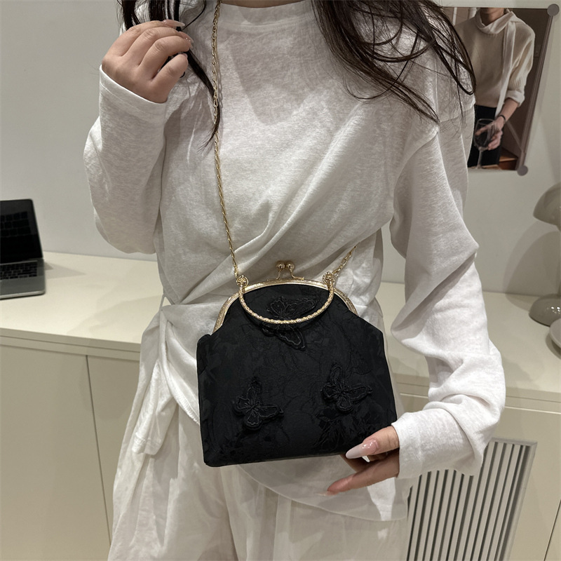 This is a retro and fashionable single-shoulder crossbody bag with a bow design from a niche handbag for spring/Summer 2025. It's a women's vegetable basket bag Specification drawing